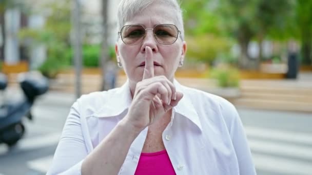 Orta Yaşlı Gri Saçlı Güneş Gözlüklü Bir Kadın Sokakta Sessiz — Stok video