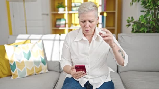 Mulher Cabelos Grisalhos Meia Idade Usando Smartphone Sofrendo Por Dor — Vídeo de Stock