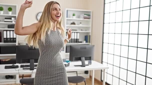 Νεαρή Ξανθιά Γυναίκα Επιχειρηματίας Που Κρατάει Δολάρια Χορεύοντας Στο Γραφείο — Αρχείο Βίντεο