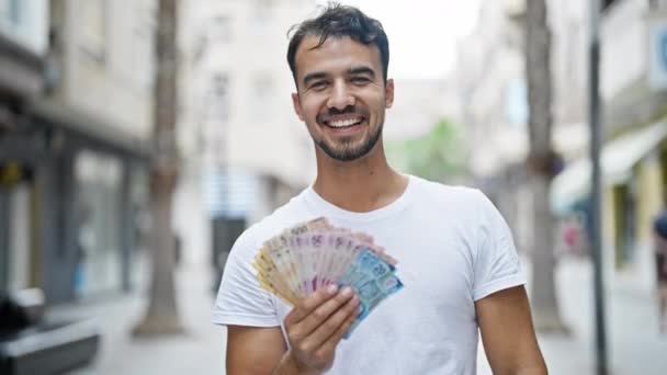 Mladý Hispánec Usmívá Sebevědomě Drží Mexické Pesos Ulici — Stock video