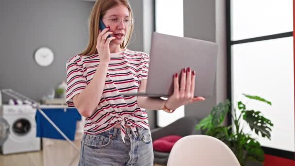 Młoda Blondynka Używa Laptopa Rozmawiając Smartfonie Jadalni — Wideo stockowe
