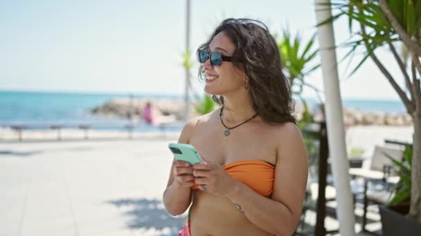 Молода Красива Іспаномовна Жінка Турист Посміхається Впевнено Використовуючи Смартфон Узбережжі — стокове відео