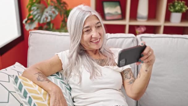 Mujer Pelo Gris Mediana Edad Viendo Vídeo Teléfono Inteligente Sentado — Vídeos de Stock