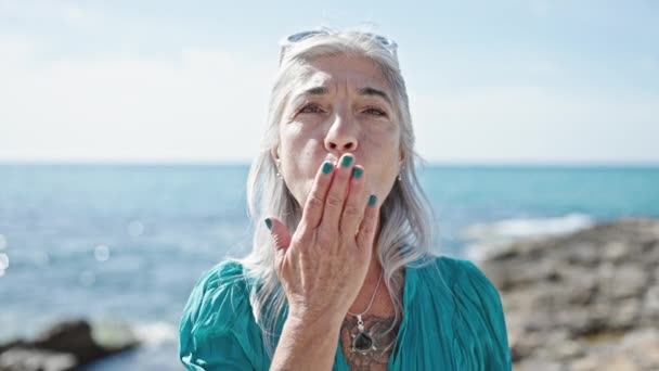 Orta Yaşlı Kır Saçlı Bir Kadın Kumsalda Ele Öpüşüyor — Stok video