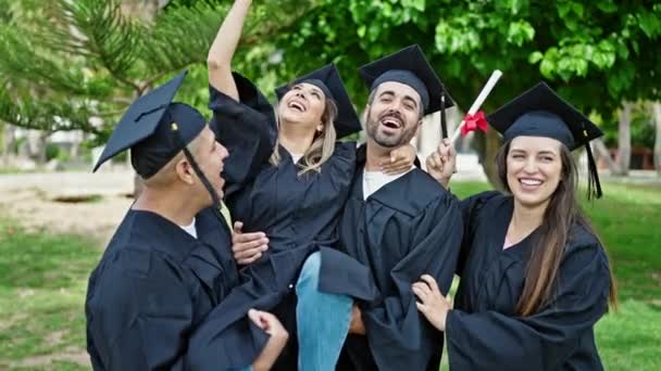 Groep Mensen Studenten Afgestudeerd Holding Diploma Met Winnaar Expressie Universiteitscampus — Stockvideo