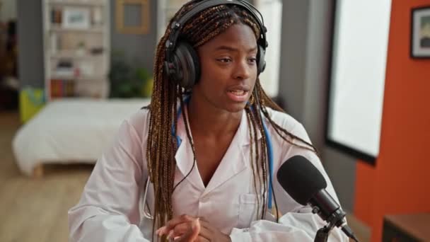 Femme Médecin Afro Américaine Ayant Une Interview Studio Radio — Video