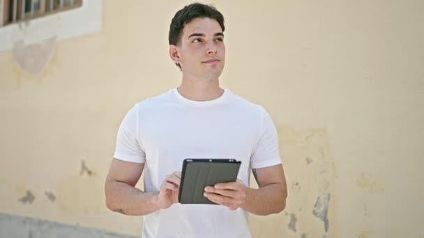 Young Hispanic Man Using Touchpad Street — Stock Video