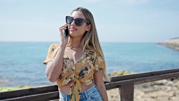 Junge Blonde Touristin Lächelt Selbstbewusst Und Spricht Meer Auf Dem — Stockvideo
