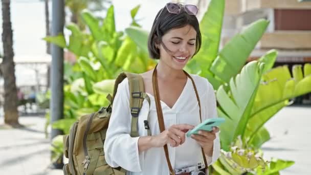 Joven Hermosa Turista Hispana Usando Smartphone Con Expresión Ganadora Parque — Vídeos de Stock