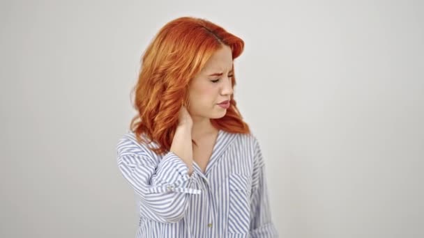 若い赤毛の女性は 隔離された白い背景の上に子宮頸痛のための苦しみを強調 — ストック動画