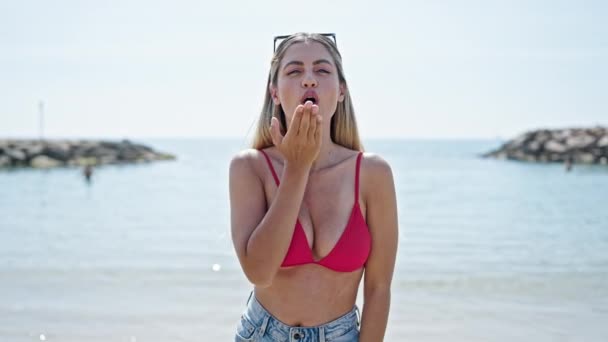 Fiatal Szőke Turista Visel Bikini Fúj Csók Strandon — Stock videók