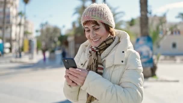 Mujer Hispana Madura Sonriendo Confiada Usando Smartphone Bailando Calle — Vídeo de stock