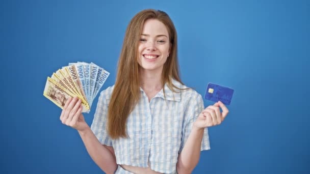 Joven Mujer Rubia Sonriendo Confiada Sosteniendo Hungary Forint Billetes Tarjeta — Vídeos de Stock