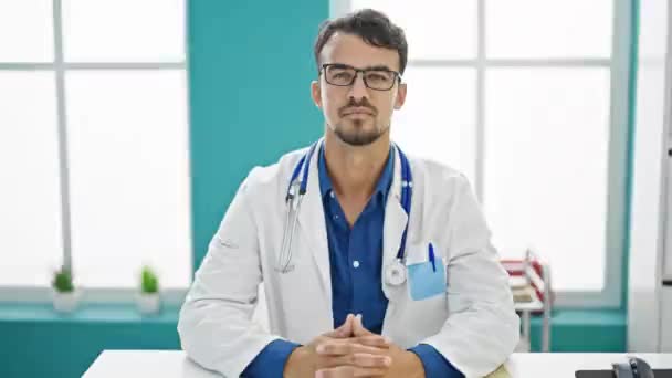 Junger Hispanischer Arzt Macht Daumen Hoch Klinik — Stockvideo