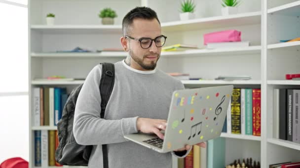 Estudante Hispânico Sorrindo Confiante Usando Laptop Universidade Biblioteca — Vídeo de Stock