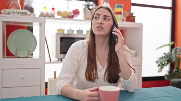 Jong Mooi Latino Vrouw Praten Smartphone Het Drinken Van Koffie — Stockvideo