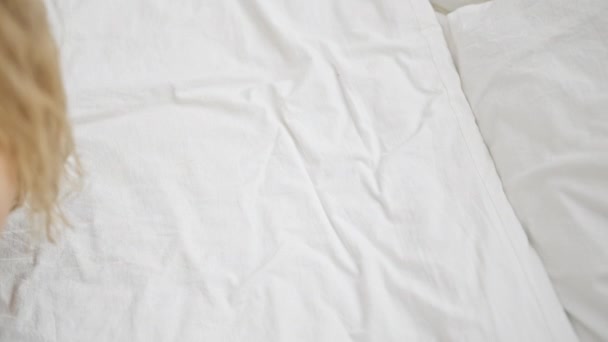 Молода Блондинка Нижній Білизні Лежить Ліжку Посміхаючись Спальні — стокове відео