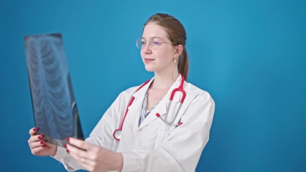Joven Mujer Rubia Médico Buscando Rayos Haciendo Pulgar Hacia Arriba — Vídeos de Stock