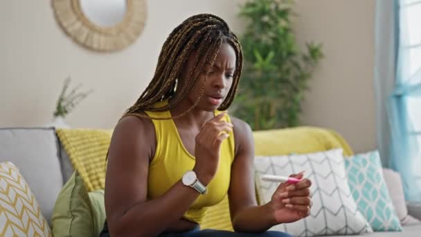 Αφρο Αμερικανική Γυναίκα Που Κατέχουν Τεστ Εγκυμοσύνης Τόνισε Στο Σπίτι — Αρχείο Βίντεο