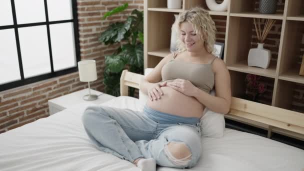 Jonge Zwangere Vrouw Aanraken Buik Zitten Bed Slaapkamer — Stockvideo