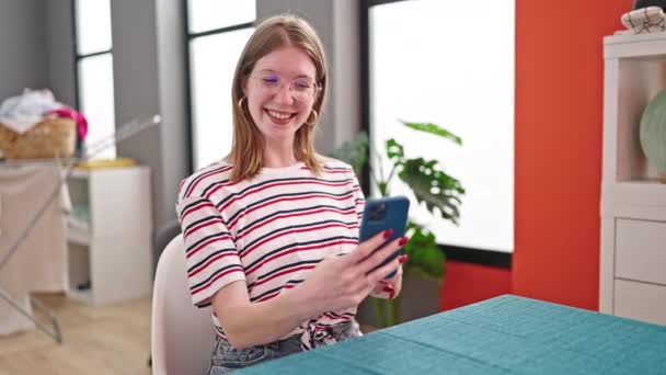Mujer Rubia Joven Usando Teléfono Inteligente Sentado Mesa Comedor — Vídeos de Stock