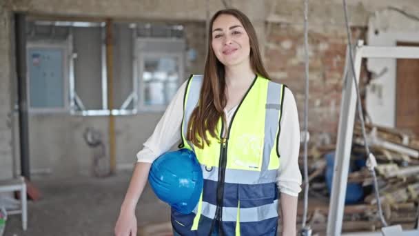 Jovem Bela Mulher Hispânica Construtor Sorrindo Confiante Segurando Hardhat Local — Vídeo de Stock