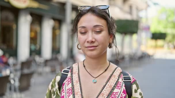 Jeune Belle Femme Hispanique Souriant Baiser Soufflant Confiant Dans Rue — Video