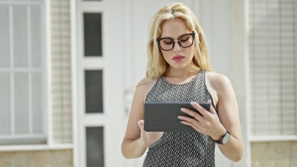 Jovem Loira Mulher Empresária Sorrindo Confiante Usando Touchpad Rua — Vídeo de Stock