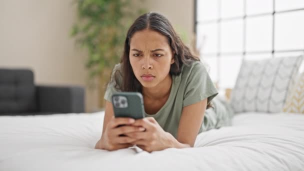アフリカ系アメリカ人女性 ベッドに横たわるスマートフォンを使用して寝室で動揺 — ストック動画