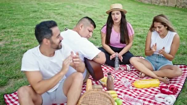 Група Людей Які Грають Гітарі Мають Пікнік Парку — стокове відео