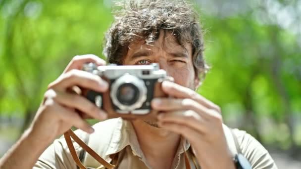 Jovem Hispânico Homem Turista Vestindo Mochila Tirar Fotos Com Câmera — Vídeo de Stock