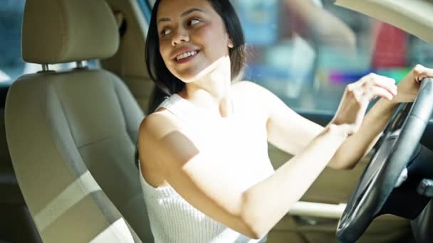 年轻美丽的惊慌失措的女司机坐在街上触景生情 — 图库视频影像