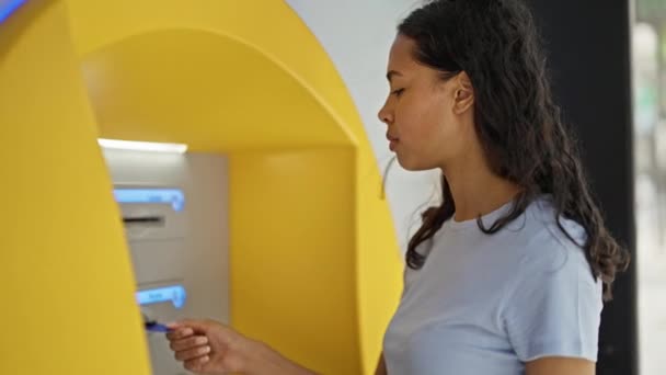 Afrikaans Amerikaanse Vrouw Inserting Credit Card Cash Machine Bank Kassier — Stockvideo