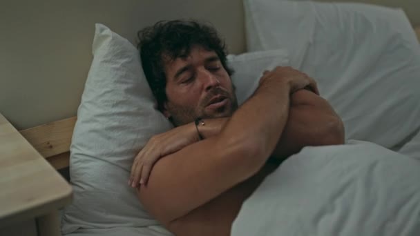 Молодий Іспаномовний Чоловік Лежить Ліжку Сорочки Покриття Ковдрою Холоду Спальні — стокове відео
