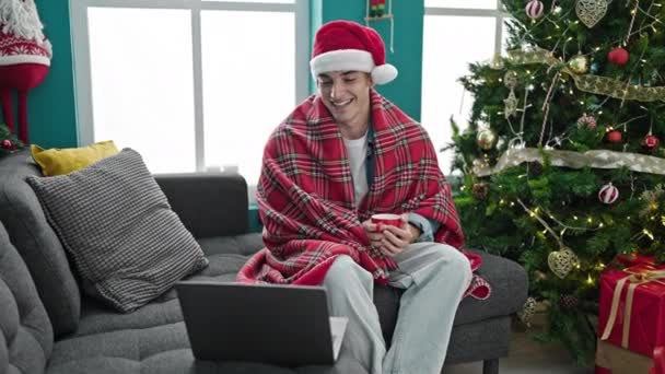 Ung Spansktalende Mand Ser Film Bærbar Computer Fejrer Jul Drikker – Stock-video