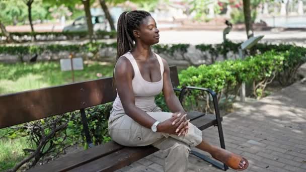 Mujer Afroamericana Mirando Sentada Banco Sola Parque — Vídeos de Stock