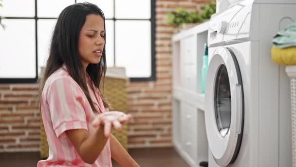 Wanita Cantik Hispanik Muda Membaca Instruksi Mesin Cuci Ruang Cuci — Stok Video