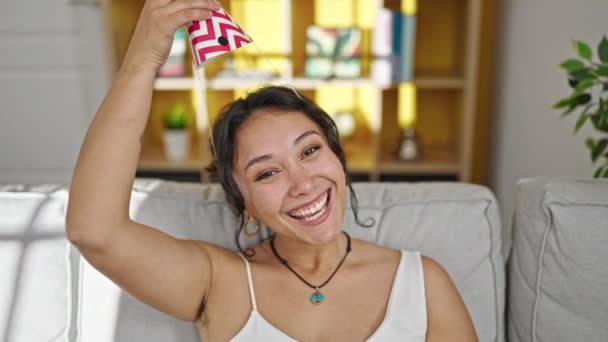 Joven Hermosa Mujer Hispana Sonriendo Confiada Usando Sombrero Cumpleaños Casa — Vídeo de stock