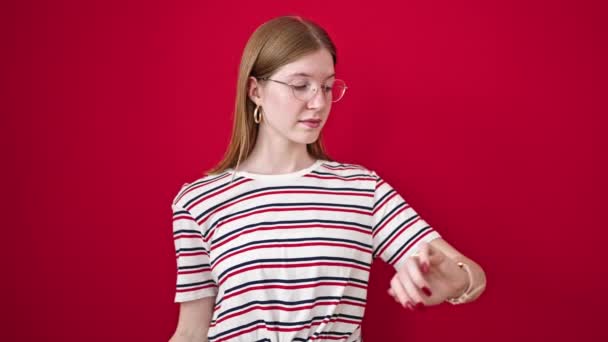 Junge Blonde Frau Schaut Mit Unglücklichem Gesichtsausdruck Auf Vereinzelten Roten — Stockvideo