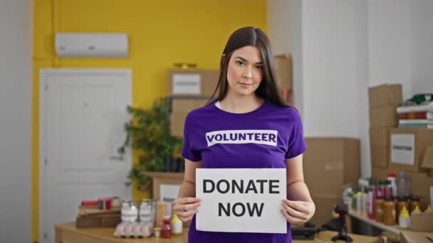 Молодая Красивая Латиноамериканка Волонтер Держащая Пожертвование Сейчас Передает Сообщение Благотворительный — стоковое видео