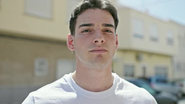 Jonge Spaanse Man Met Serieuze Uitdrukking Straat — Stockvideo
