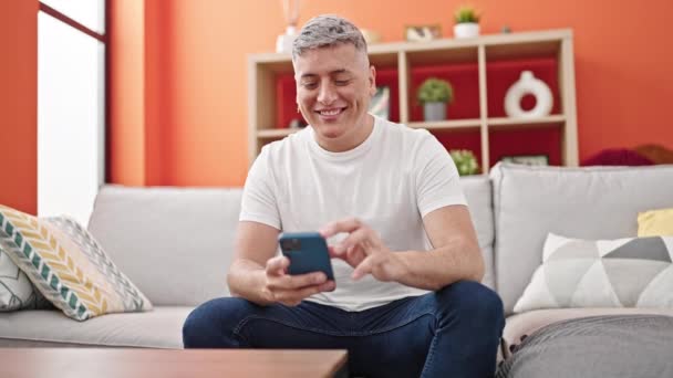 Kafkasyalı Genç Adam Akıllı Telefon Kullanıyor Kanepede Oturuyor Evinde Birinci — Stok video