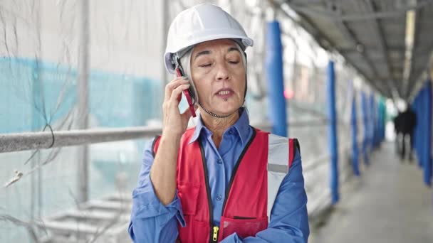 Middle Age Grey Haired Woman Builder Talking Smartphone Street — Stock Video