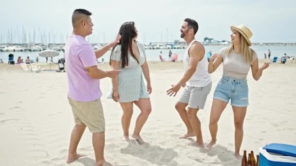 Grupo Pessoas Sorrindo Dança Confiante Praia — Vídeo de Stock