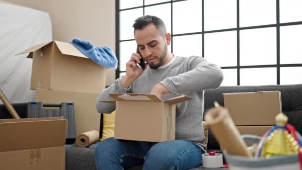 Homme Hispanique Déballage Boîte Carton Parlant Téléphone Plaignant Nouvelle Maison — Video
