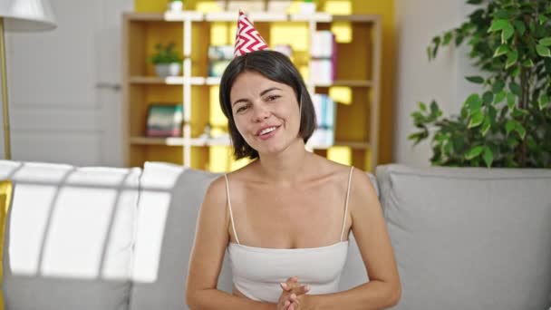 Jovem Mulher Hispânica Bonita Usando Chapéu Aniversário Sentado Sofá Falando — Vídeo de Stock