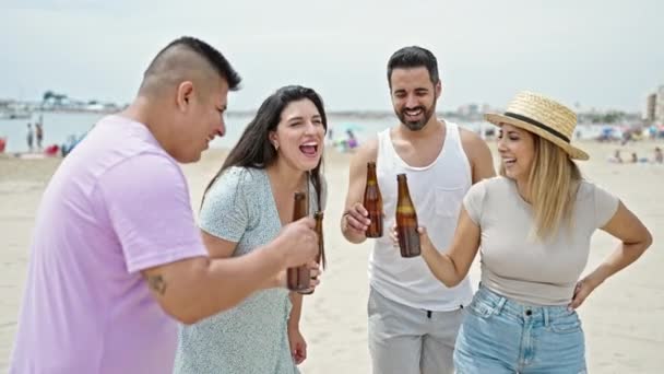Ομάδα Ανθρώπων Που Κάνουν Πρόποση Ένα Μπουκάλι Μπύρα Στην Παραλία — Αρχείο Βίντεο