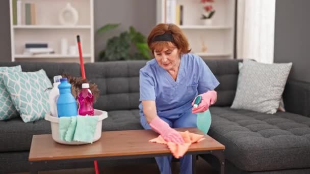 Mulher Meia Idade Profissional Limpador Mesa Lavagem Casa — Vídeo de Stock