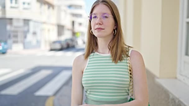 Ung Blond Kvinna Står Med Allvarliga Uttryck Och Armarna Korsade — Stockvideo