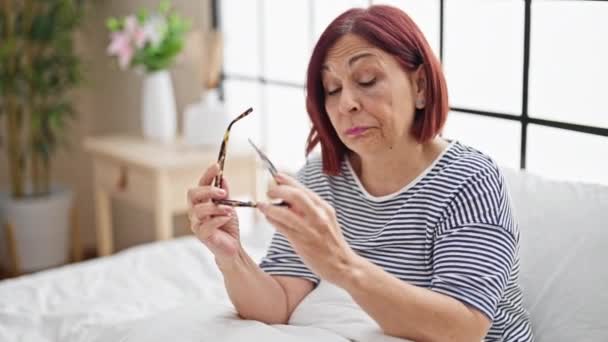 Medelålders Kvinna Som Tar Glasögon Liggande Sängen För Att Sova — Stockvideo